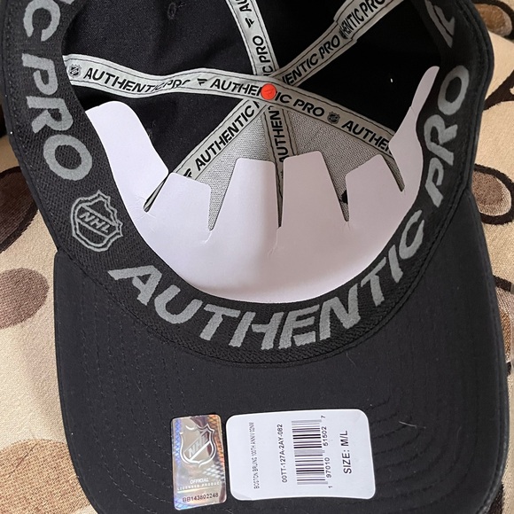 Boston Bruins hat - Picture 3 of 5